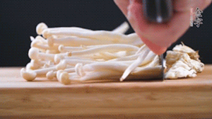 海鮮菇、蟹味菇去掉根部，洗凈。