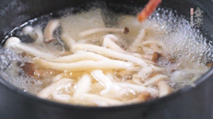 依次放火腿、豆腐，加水大火燒開(kāi)，小火燉煮20分鐘，出鍋前撒上蔥花即可。