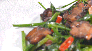 出鍋前加少許鹽調味。