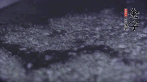 小青菜洗凈后，鍋中水燒開，放點(diǎn)鹽和滴幾滴油后燙熟。