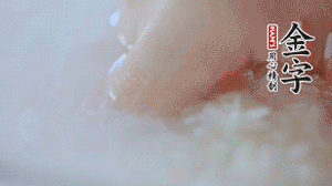 砂鍋內壁涂抹一層食用油，將洗凈后的大米放入，米與水比例為1：1.5。