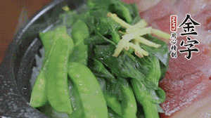 燜好的米飯開蓋，放入菜心、荷蘭豆，澆上調味汁拌勻。