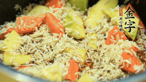 加入切好的胡蘿卜塊和南瓜塊、鹵牛肉塊攪拌均勻。放入電飯煲，按“煮飯模式”。