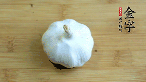 大蒜切成蒜末。（先把大蒜拍扁后，再切碎會容易很多。）