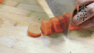 食材洗凈后，胡蘿卜切成塊，鮮香菇切成十字花刀備用。