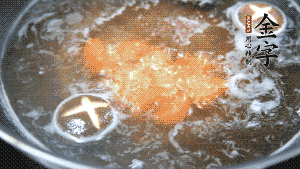 將烏冬面放入調(diào)好味的面湯中一起煮熟。（選擇烏冬面的原因，第一是因為菜鳥也能很好地做出成品，而不用擔(dān)心會糊鍋或者黏在一起；第二是因為白色的面條，在夏天看起來更有食欲。）