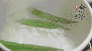 在煮面湯時，就可以做其他步驟了。比如把秋葵汆水，橫切成星星造型；雞蛋煮熟，切成兩半；黃瓜切成絲。