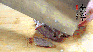 金字鹵牛肉打開包裝，把牛肉切成片狀。（眼見為實，用一整塊牛肉鹵制的鹵牛肉哦，牛肉的香氣感覺撲鼻而來有木有！?。。?>
					</div>
					<span>步驟 6/7</span>
					<p>金字鹵牛肉打開包裝，把牛肉切成片狀。（眼見為實，用一整塊牛肉鹵制的鹵牛肉哦，牛肉的香氣感覺撲鼻而來有木有！?。。?/p>
				</li><li>
					<div   id=