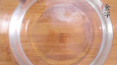 金字火腿切小片，浸泡5分鐘。