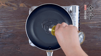 魚頭對開，洗凈瀝干。鍋中加油，把魚頭兩面煎至金黃色，期間加蔥姜，每面約需時2-3分鐘。