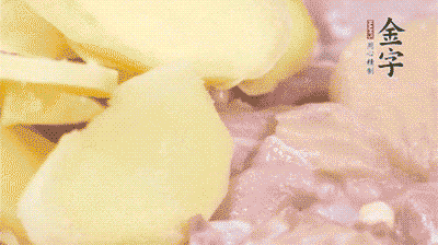 雞肉剁塊，用料酒、蔥、姜、鹽、糖拌均腌制20分鐘。