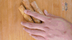 山藥去皮切斜刀塊，毛豆去外殼去膜，姜切片。