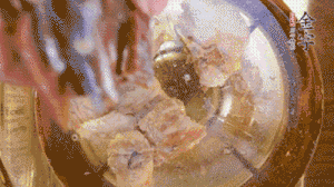 鍋中依次放姜片、排骨、火腿，加料酒、清水煮開轉小火煮30分鐘。