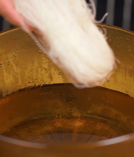 甜玉米煮熟剝粒，拌入適量沙拉醬拌勻。