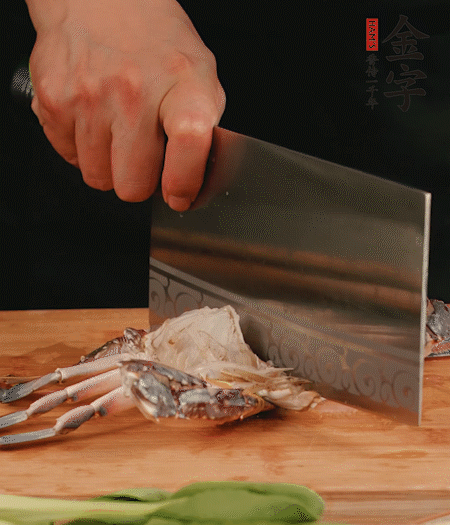 蟹殼拆開(kāi)，去掉蟹肺、蟹心、蟹腮，切成4小塊。