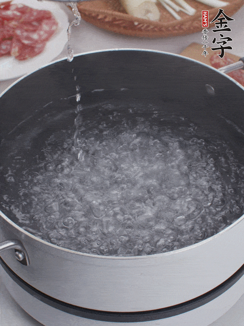 春筍去殼切片，焯水3分鐘。