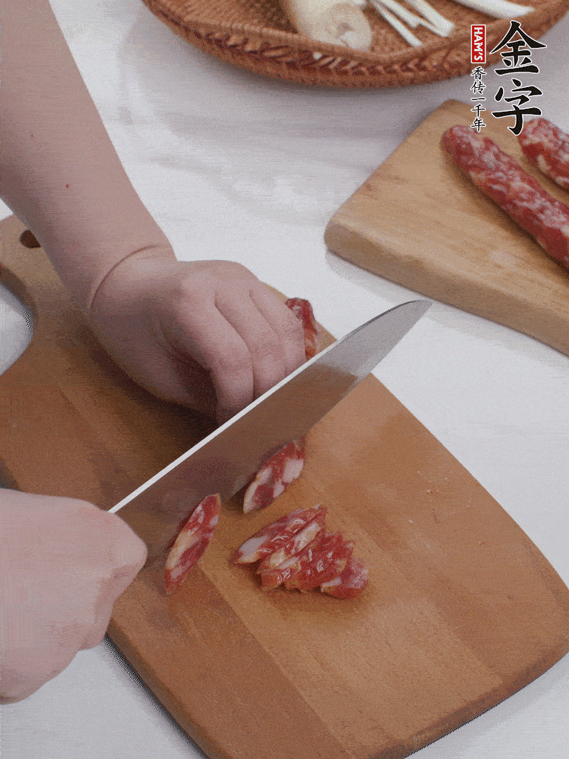 金字香腸切薄片。