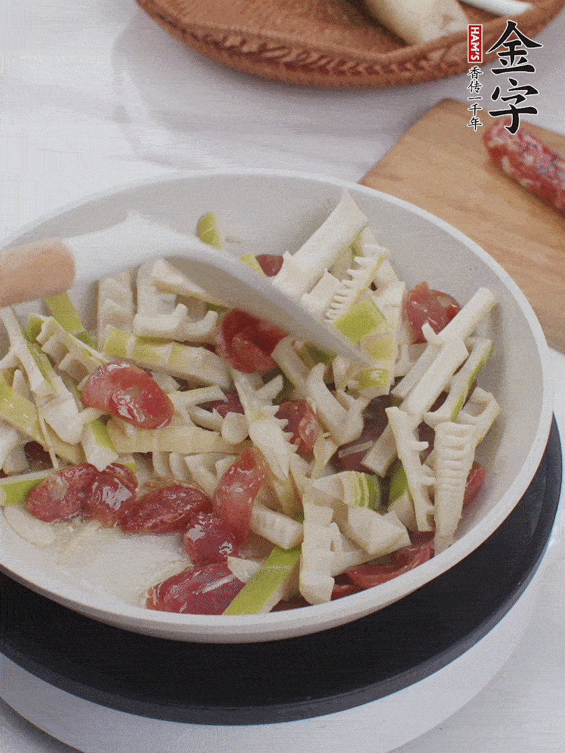 下春筍翻炒均勻，一小撮鹽調味。