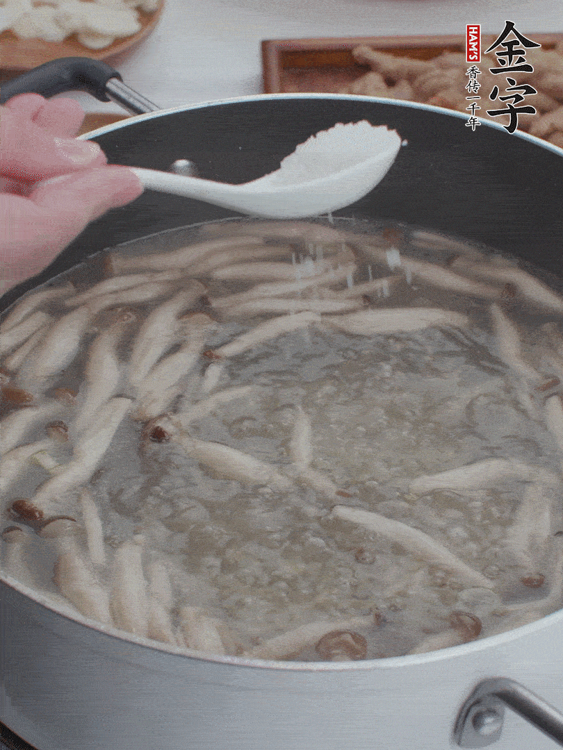 1勺鹽、一點胡椒粉調(diào)味。