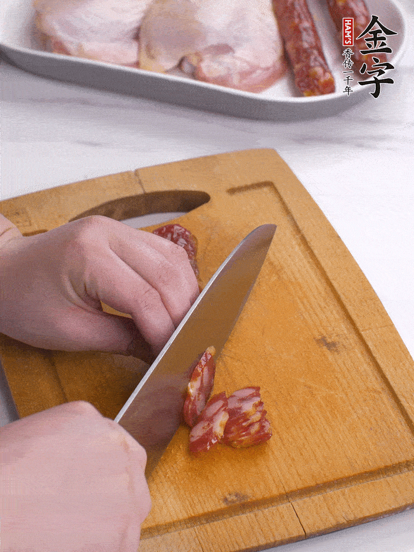 雞大腿去皮去骨切成塊，金字香腸切片，干香菇泡發(fā)切片，小蔥切蔥花。