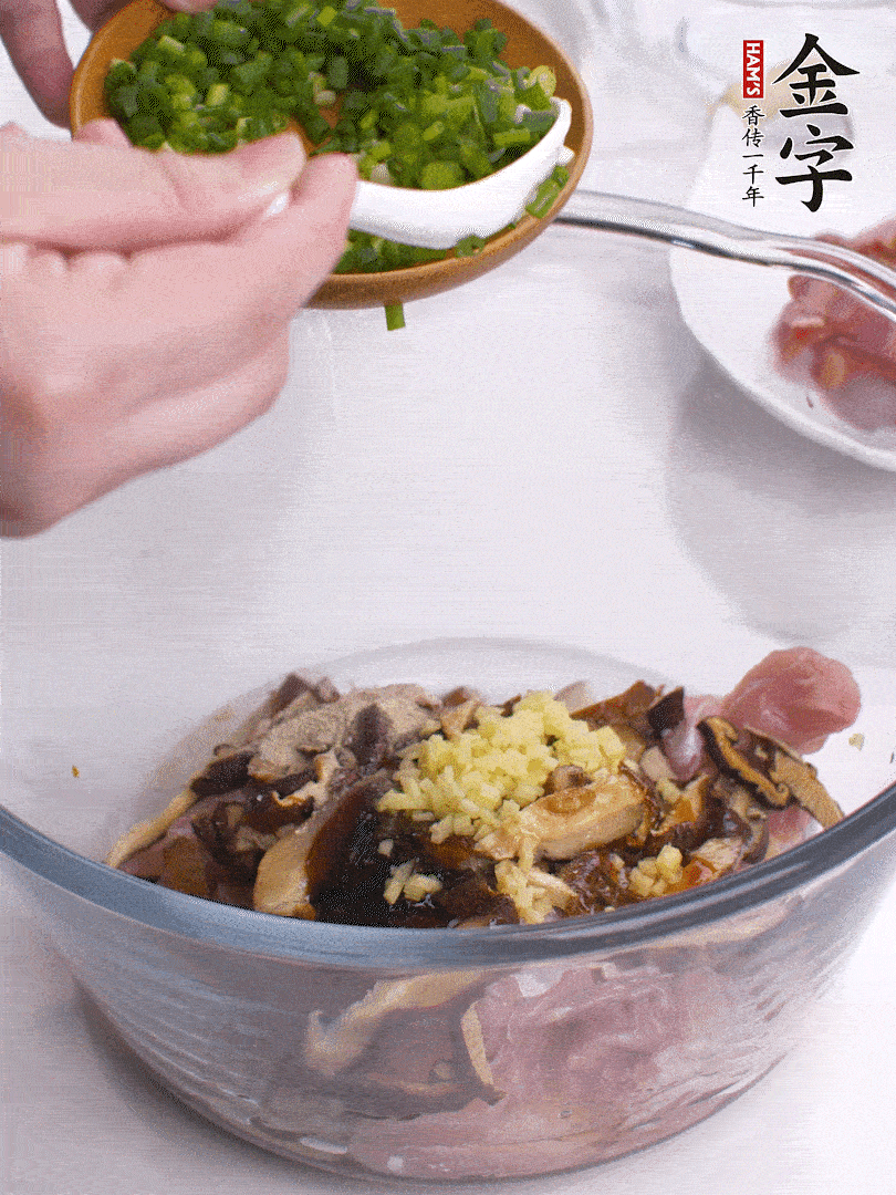 雞肉、香菇混合，加清水1/3杯、料酒1勺、蠔油1勺、鹽1勺、糖1/4勺、白胡椒1/4勺、食用油1勺、香油1/4勺、姜末、蔥花，攪拌均勻腌制2小時。