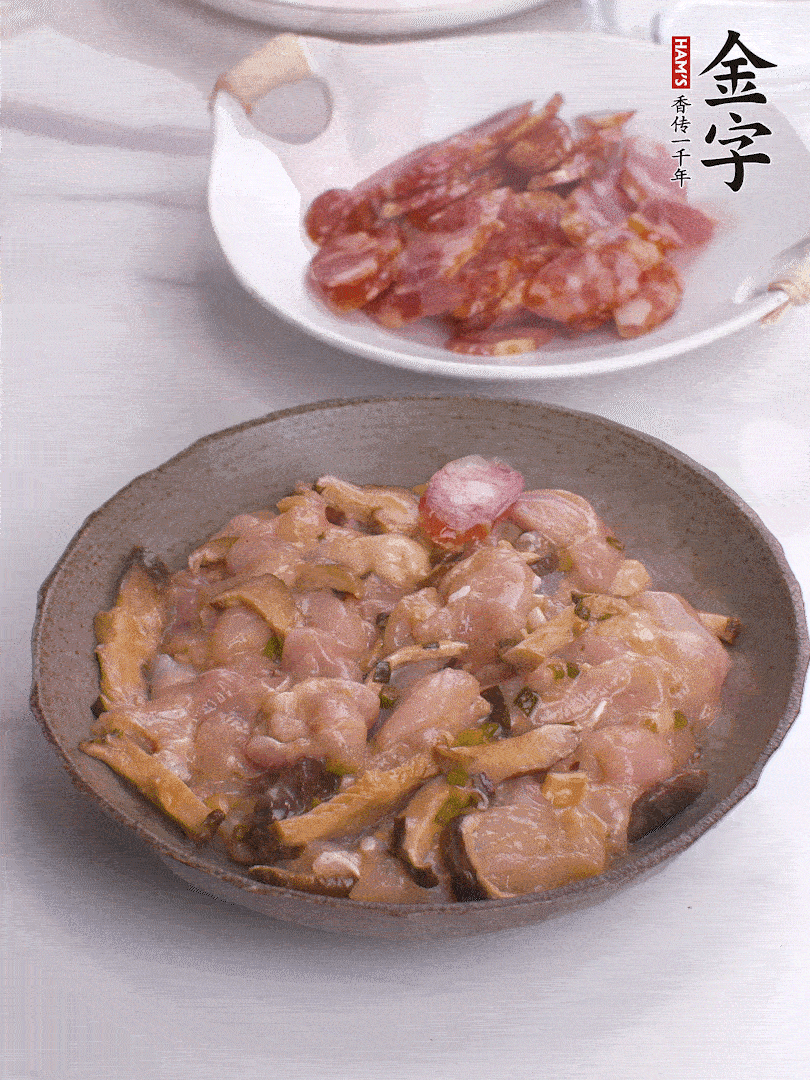 腌制后，雞肉中加淀粉1勺，頂部碼上香腸片。