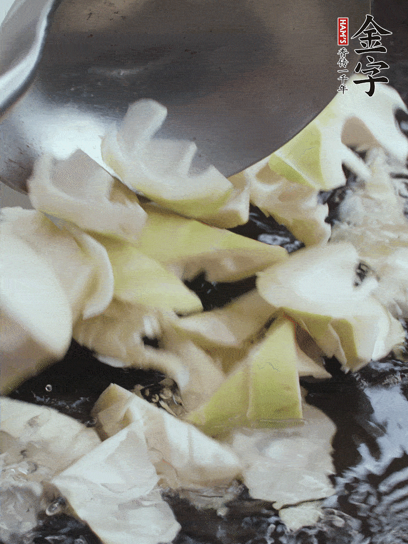 新鮮春筍去老根，剝殼切滾刀塊焯水去澀。