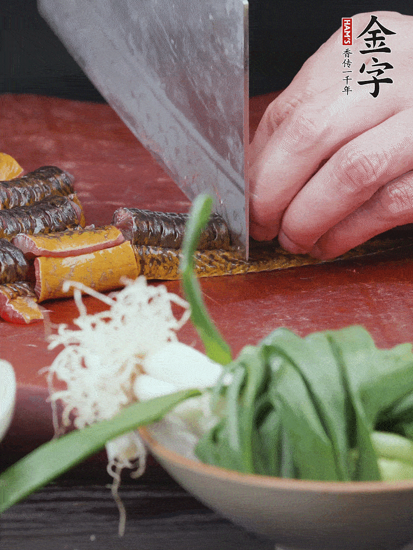 黃鱔去內(nèi)臟洗凈，切花刀斬段。沸水下鍋，加黃酒焯水去血沫。