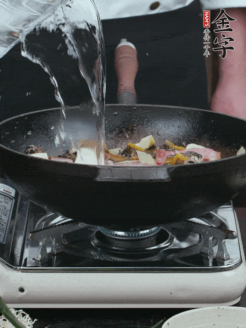 加適量黃酒，倒清水沒(méi)過(guò)。