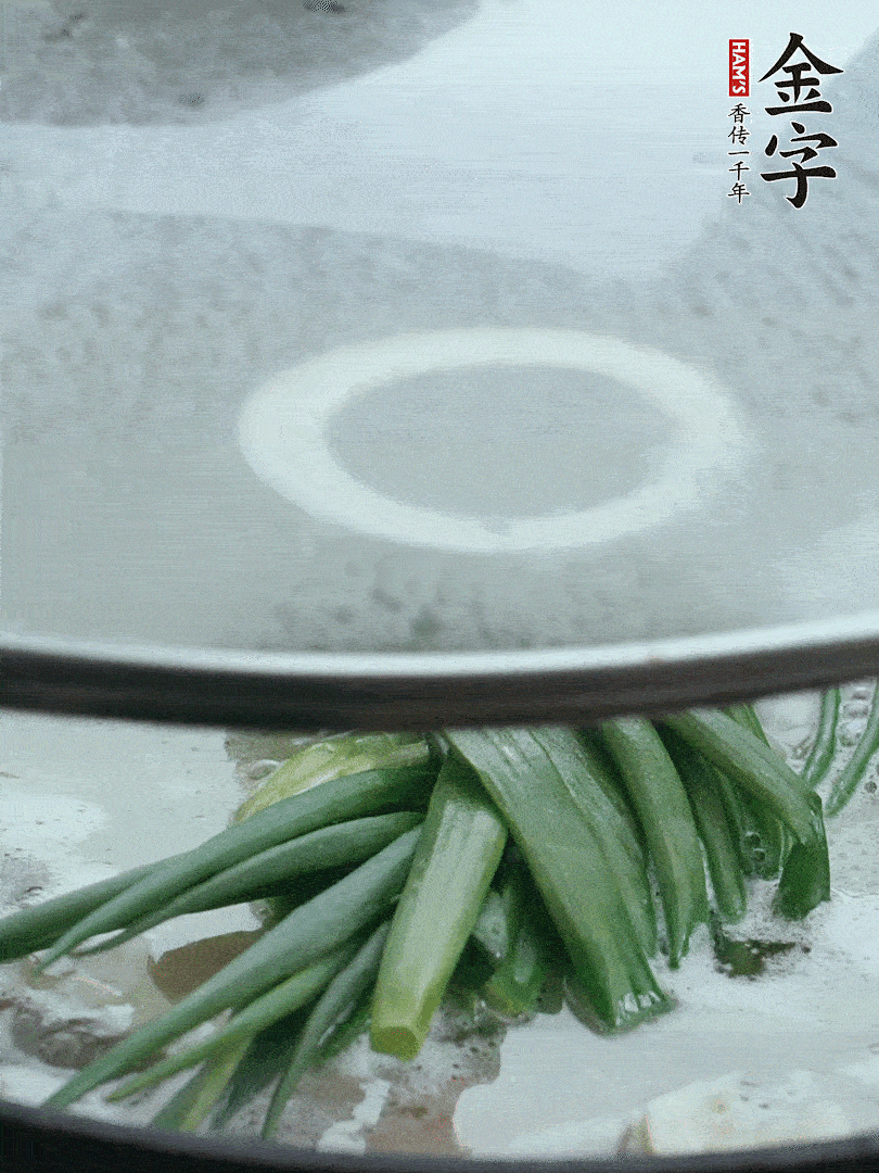 加蔥結(jié)去腥，大火開(kāi)后中火燒20分鐘。