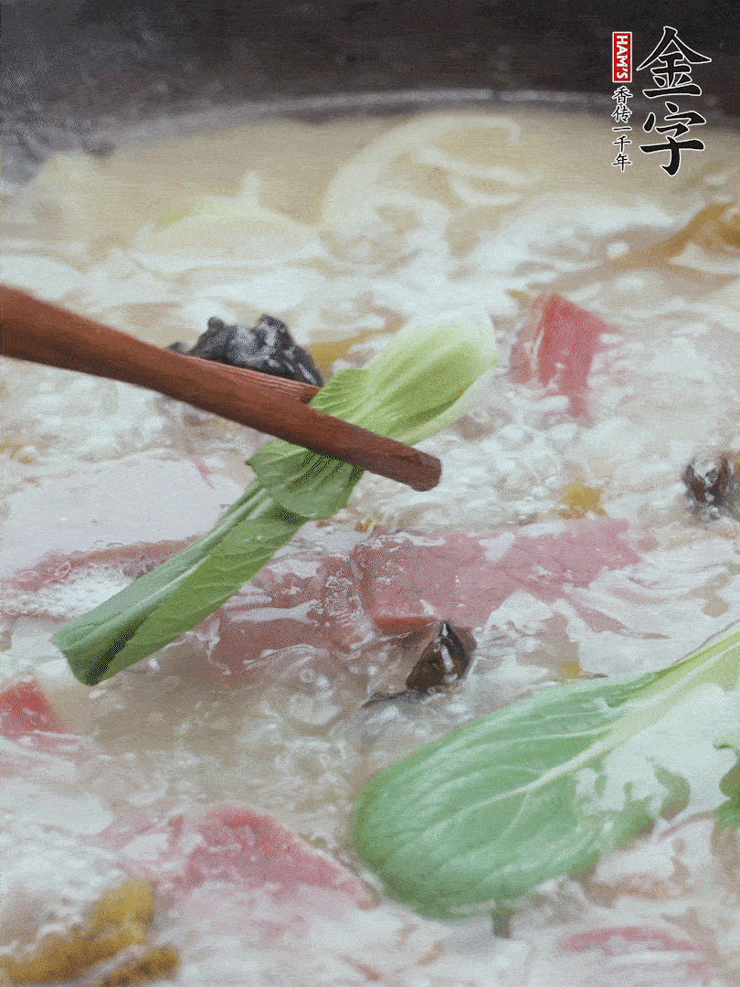 撈出蔥結(jié)，小菜心點(diǎn)綴。