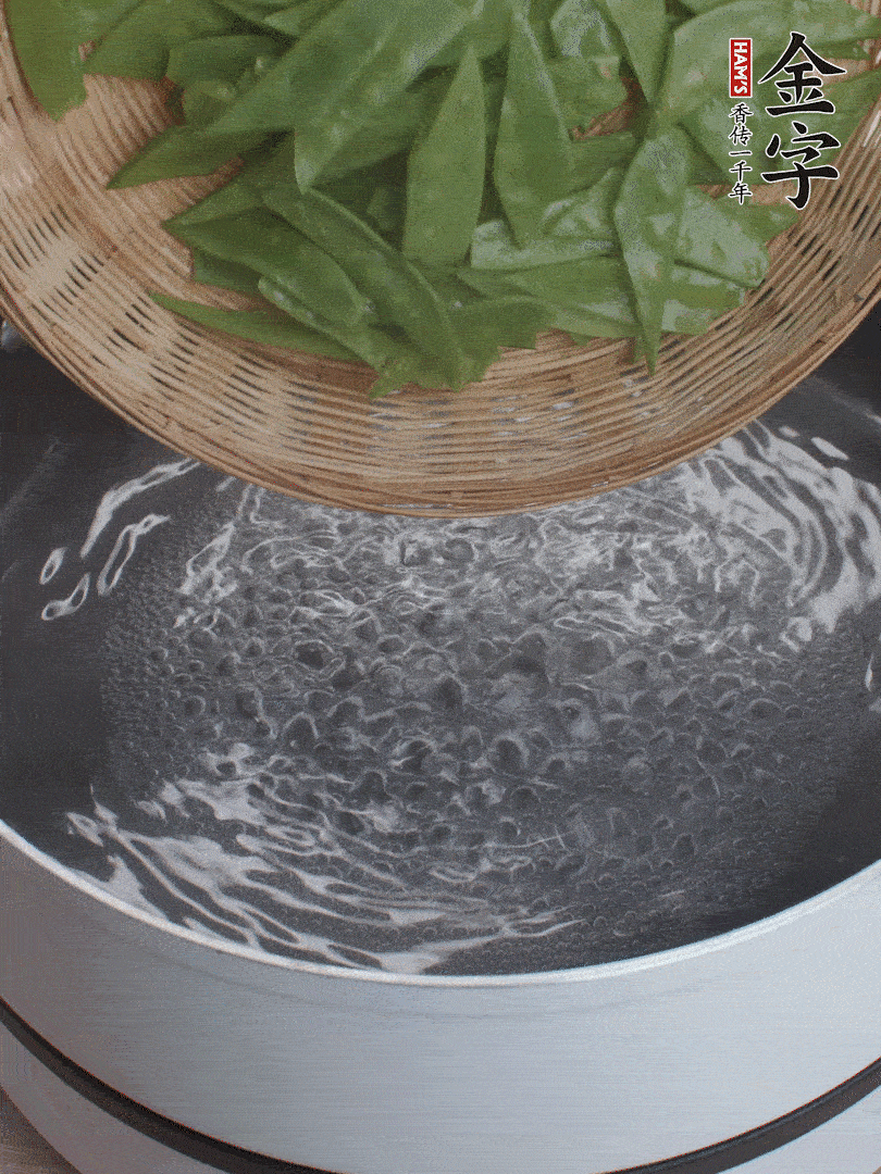 甜豆莢撕掉老筋，斜切兩半，焯水1分鐘。