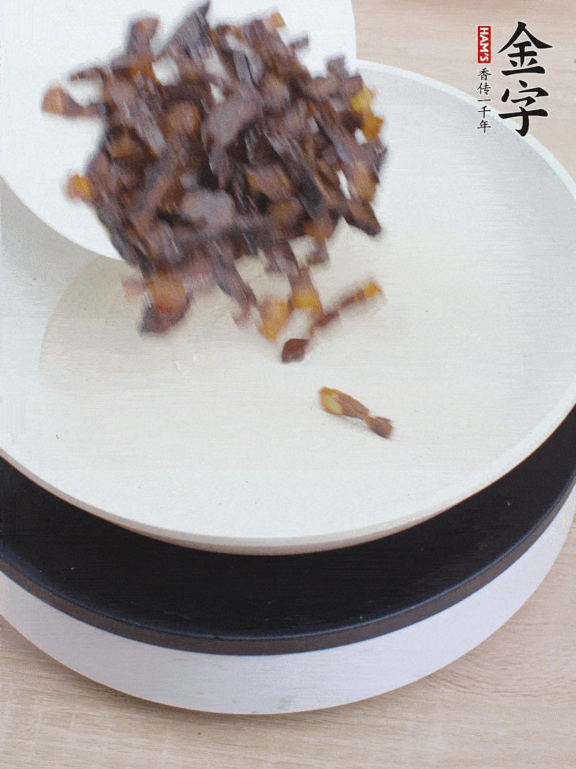 油熱倒醬油肉，編出香味。