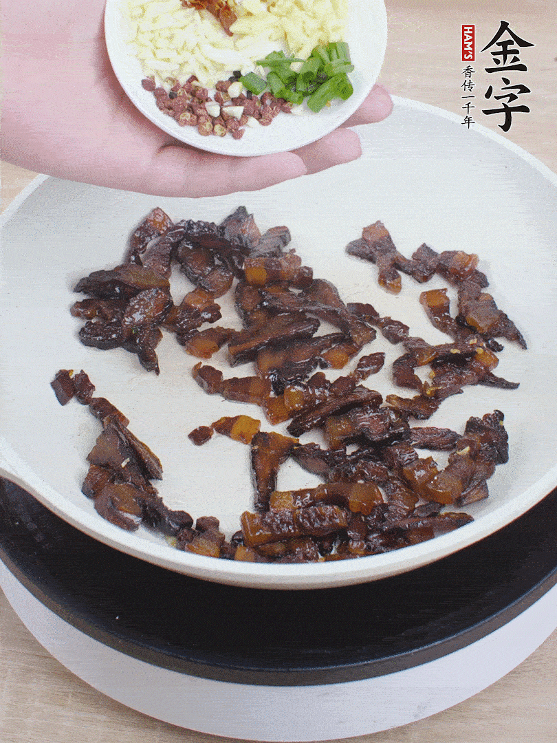 下蔥姜蒜、干辣椒、花椒粒炒香。