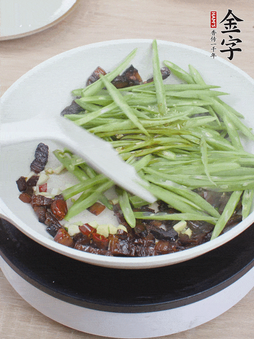 下豆角，生抽、雞精調味，炒到斷生。