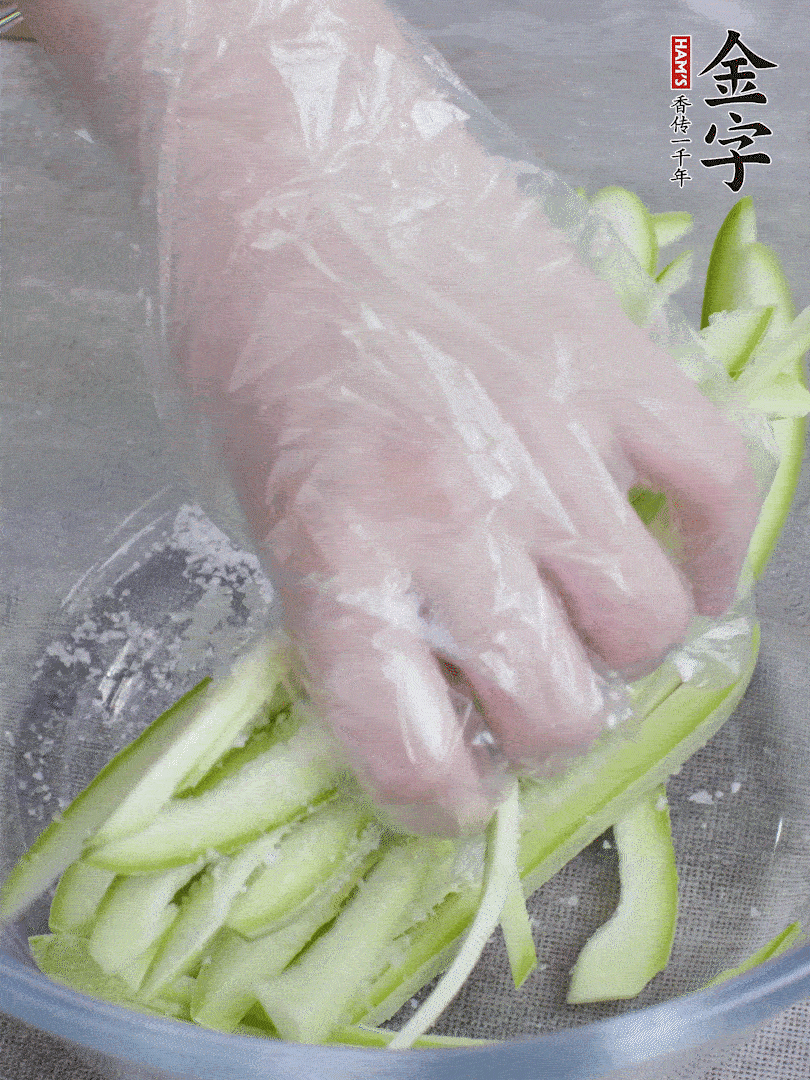 加鹽腌制15分鐘，清洗后擠干水份。