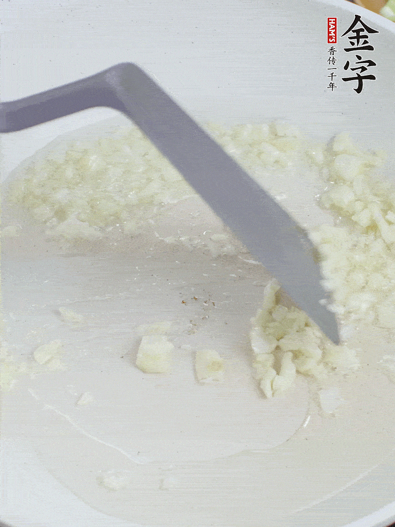 冷鍋熱油，下大蒜煎至兩面微黃。