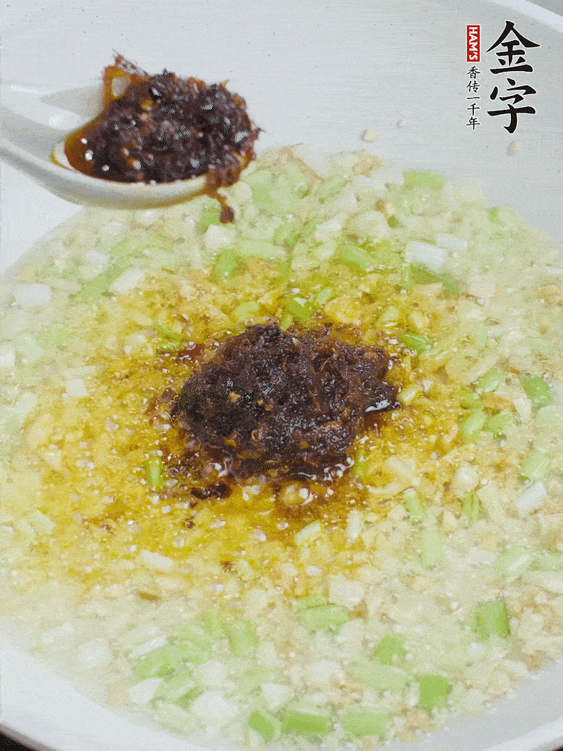 下蔥姜、1大勺金字火腿大師醬爆香。