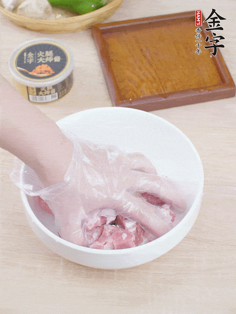 豬小排，加1勺料酒、1勺蠔油、1/3勺白胡椒粉、淀粉，抓拌均勻腌漬30分鐘。青椒去蒂去籽切塊。洋蔥去皮切塊。