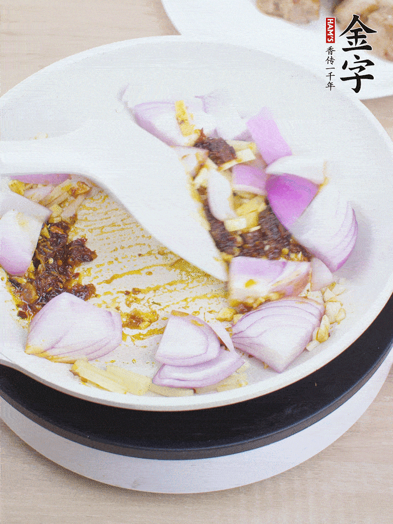 另起一鍋，姜、蒜末、1勺金字火腿大師醬、洋蔥塊炒香。