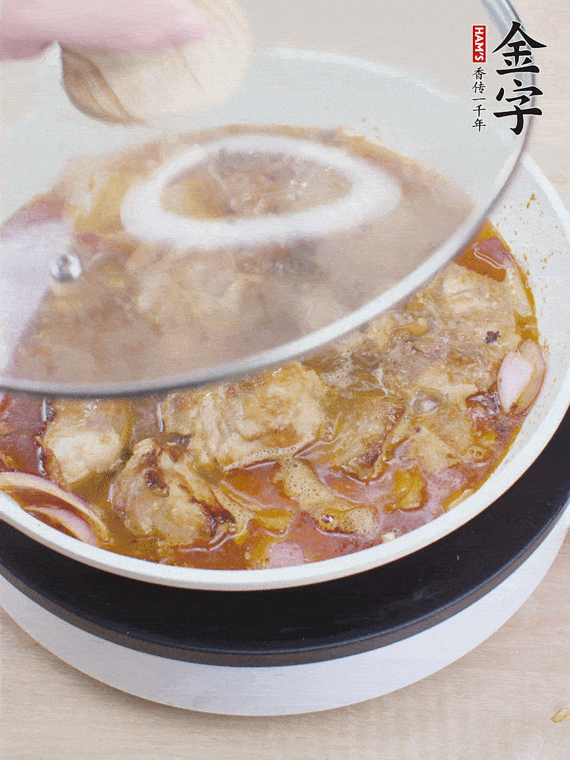 下小排翻炒，加1勺生抽、1點白砂糖和少許水燜2分鐘。