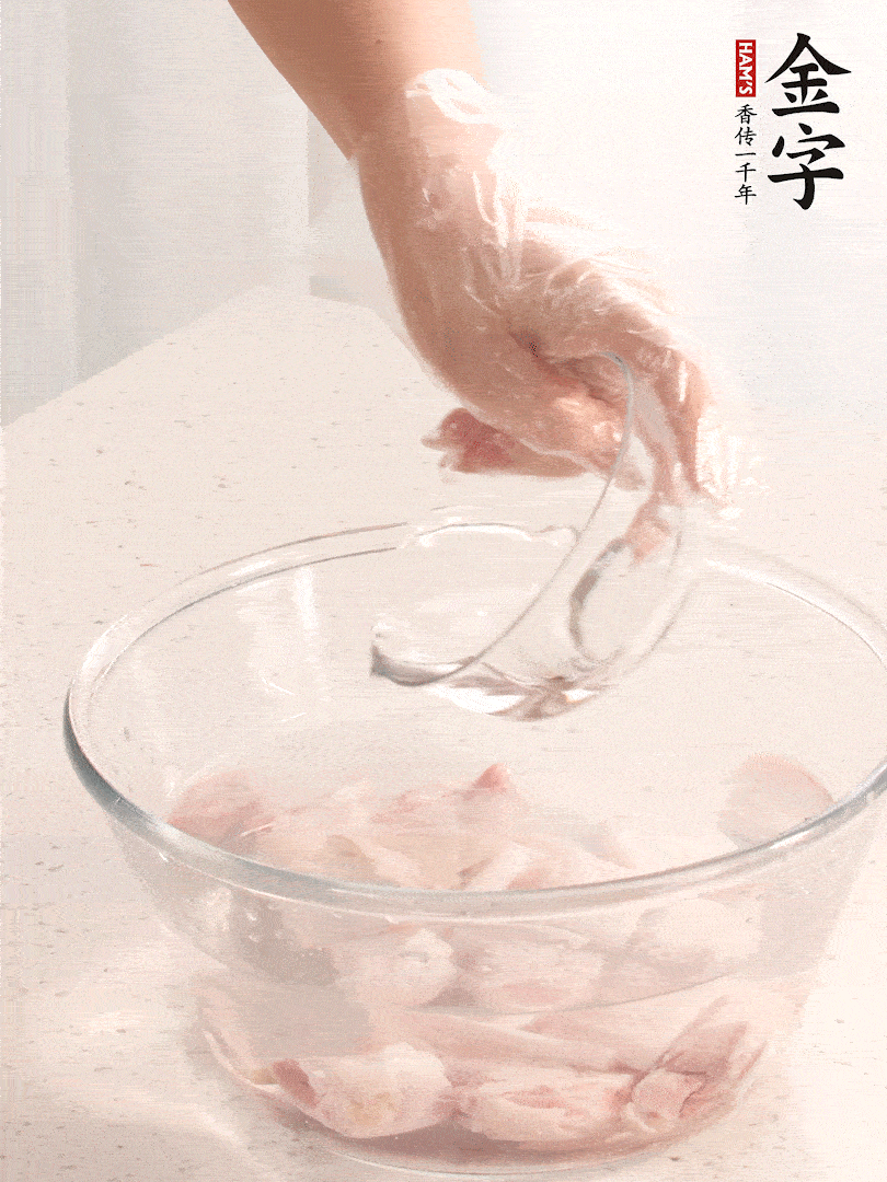 豬蹄除去雜毛、刮去油膩，斬成大塊，冷水浸泡半小時出血水，冷水下鍋，放入姜片、醋去腥，水燒開大約2分鐘，撈出。（白醋能夠讓豬蹄更白凈）