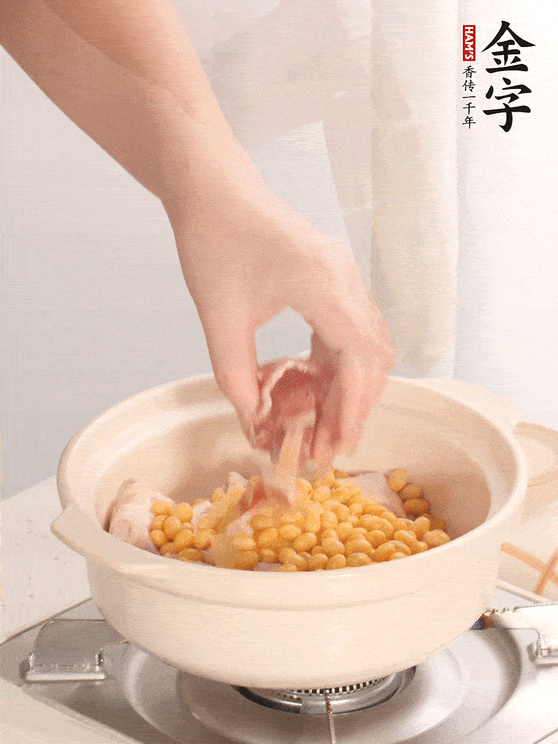 湯鍋放入豬蹄、姜片，加入黃豆、火腿，倒入足量的清水、適量料酒。