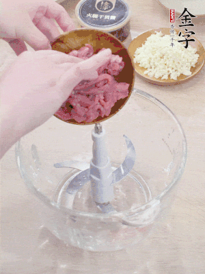 江南野筍干浸泡至軟；豬五花肉切薄片；腐皮改刀切成長方形。