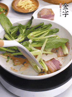 下小青菜翻炒，菜梆子變軟時，撒一點鹽、雞精調味。