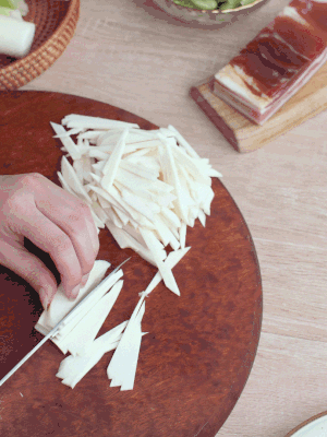 茭白切細(xì)絲，鹽水中浸泡防止氧化。