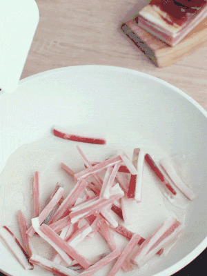 熱鍋涼油，下咸肉絲煸至出油。