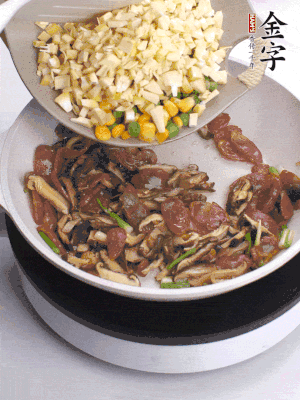 鍋里熱油，爆香蔥白，下香腸片炒至微微出油，加時蔬粒、香菇粒、春筍粒翻炒均勻。