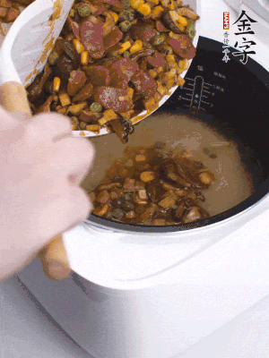 鋪在洗好的大米上，加清水，與食材持平。