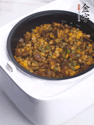 電飯煲按煮飯鍵，出鍋撒蔥花。